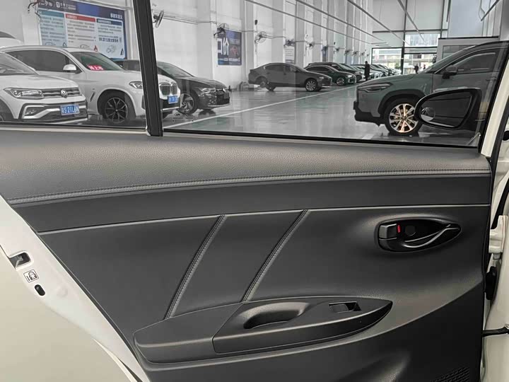 Фото 17 - Toyota Yaris L Hatchback