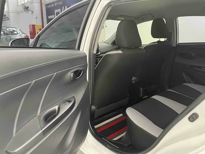 Фото 18 - Toyota Yaris L Hatchback