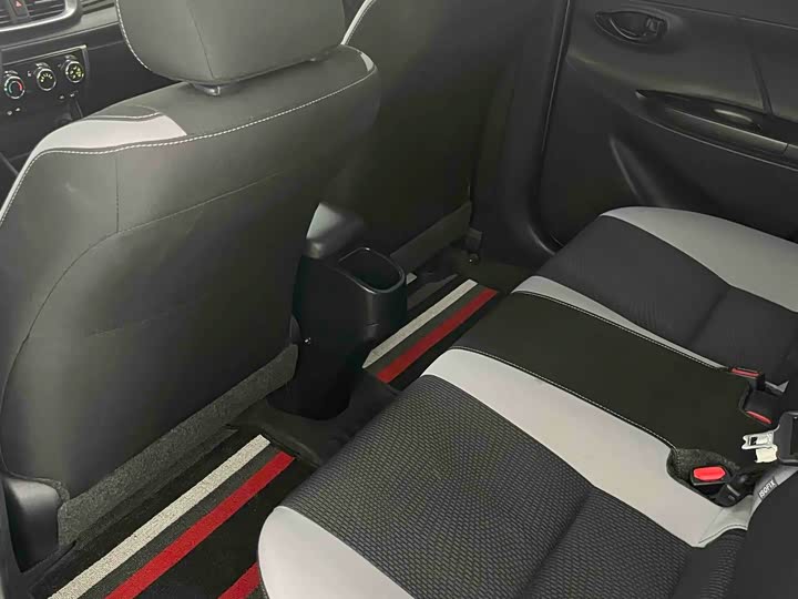 Фото 19 - Toyota Yaris L Hatchback