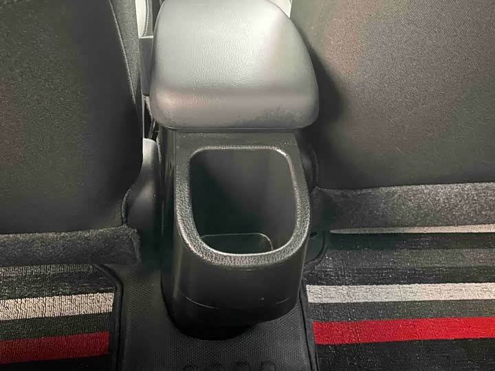 Фото 20 - Toyota Yaris L Hatchback