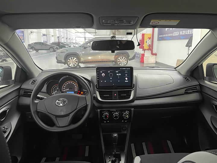 Фото 21 - Toyota Yaris L Hatchback