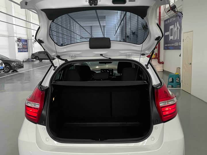 Фото 23 - Toyota Yaris L Hatchback