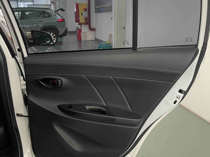 Фото 24 - Toyota Yaris L Hatchback