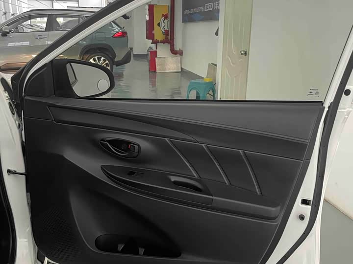 Фото 25 - Toyota Yaris L Hatchback