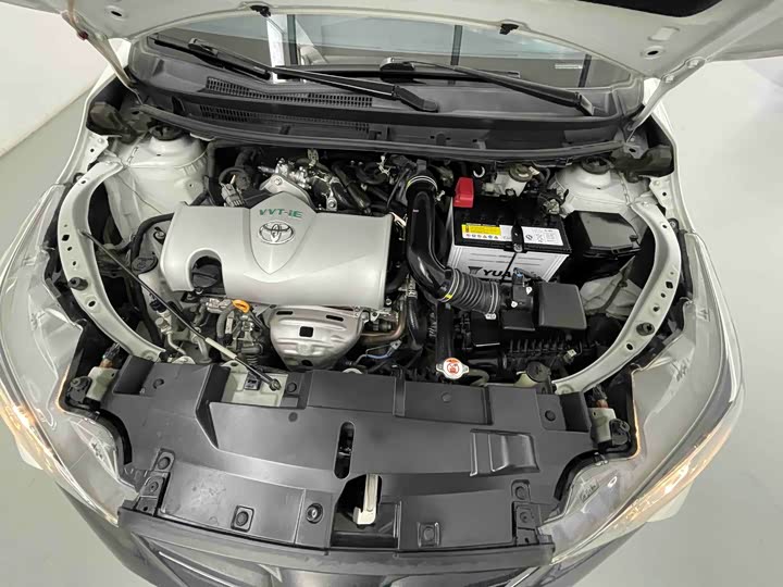 Фото 27 - Toyota Yaris L Hatchback