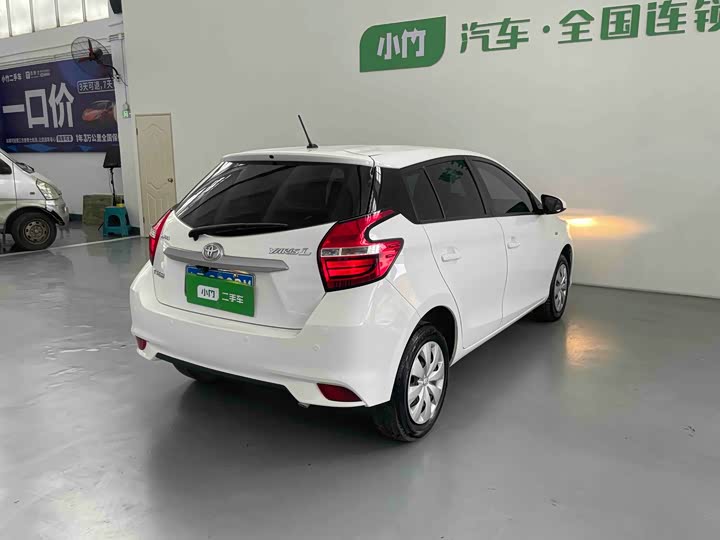 Фото 5 - Toyota Yaris L Hatchback