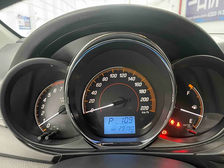 Фото 7 - Toyota Yaris L Hatchback