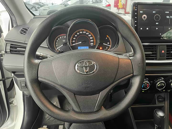 Фото 8 - Toyota Yaris L Hatchback