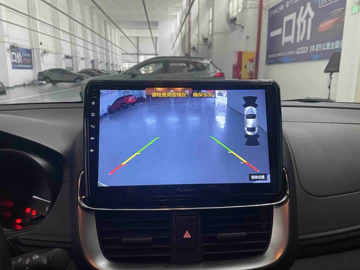 Фото 9 - Toyota Yaris L Hatchback