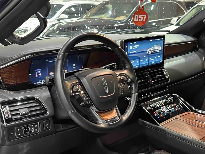 Фото 12 - Lincoln Navigator