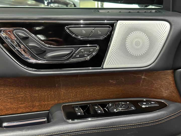 Фото 13 - Lincoln Navigator