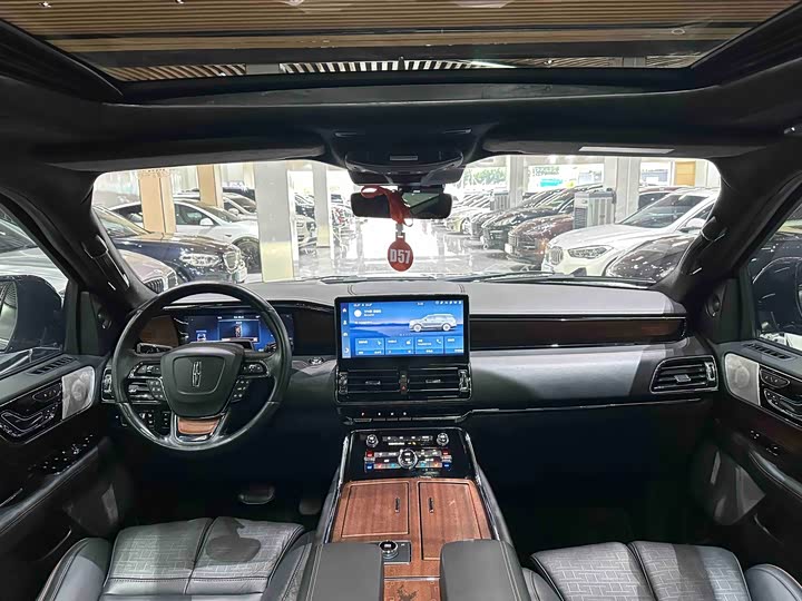 Фото 15 - Lincoln Navigator