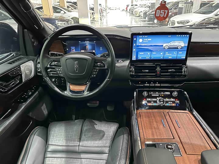 Фото 16 - Lincoln Navigator