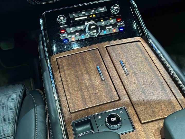 Фото 18 - Lincoln Navigator