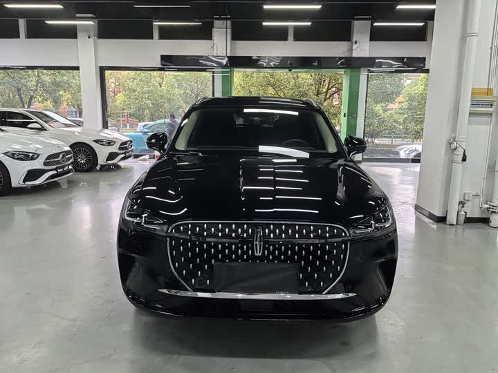 Фото 2 - Lincoln Corsair