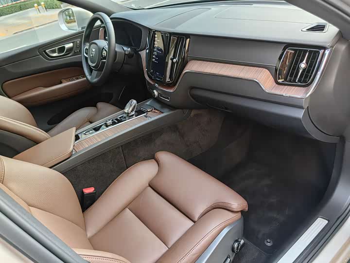 Фото 10 - Volvo XC60