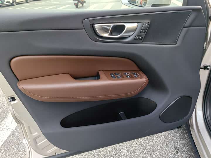 Фото 24 - Volvo XC60