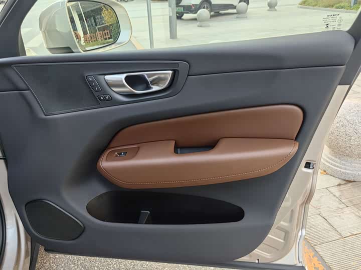 Фото 9 - Volvo XC60