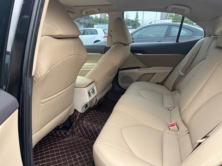 Фото 10 - Toyota Camry