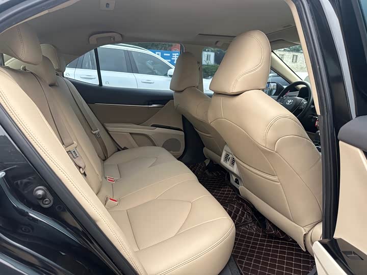 Фото 11 - Toyota Camry