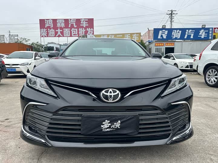 Фото 2 - Toyota Camry