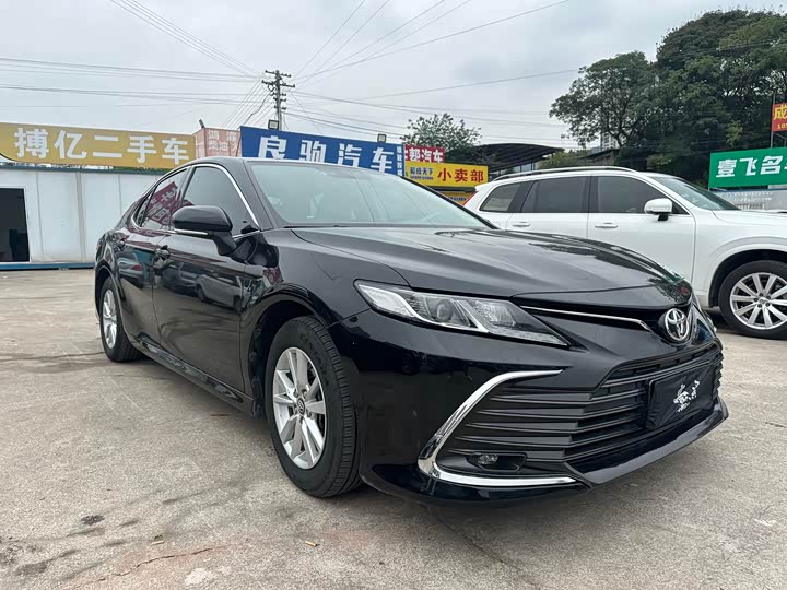 Фото 3 - Toyota Camry