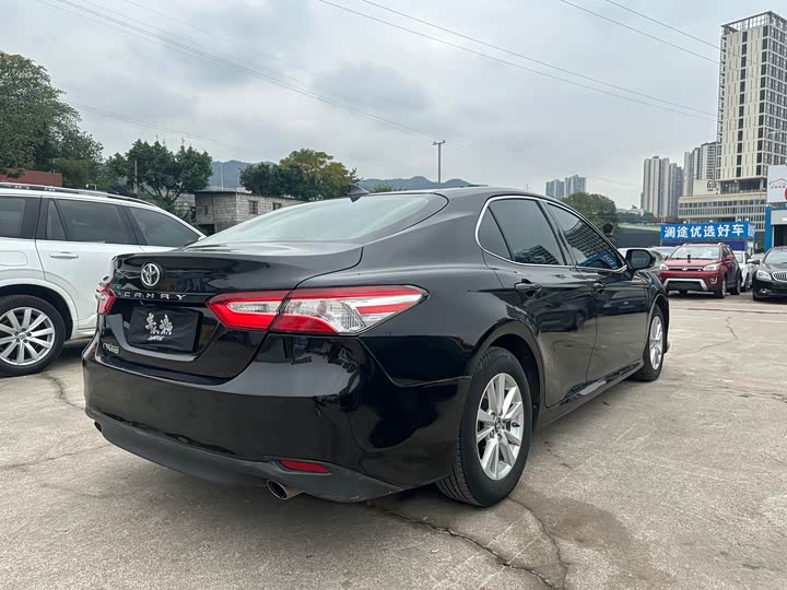 Фото 6 - Toyota Camry