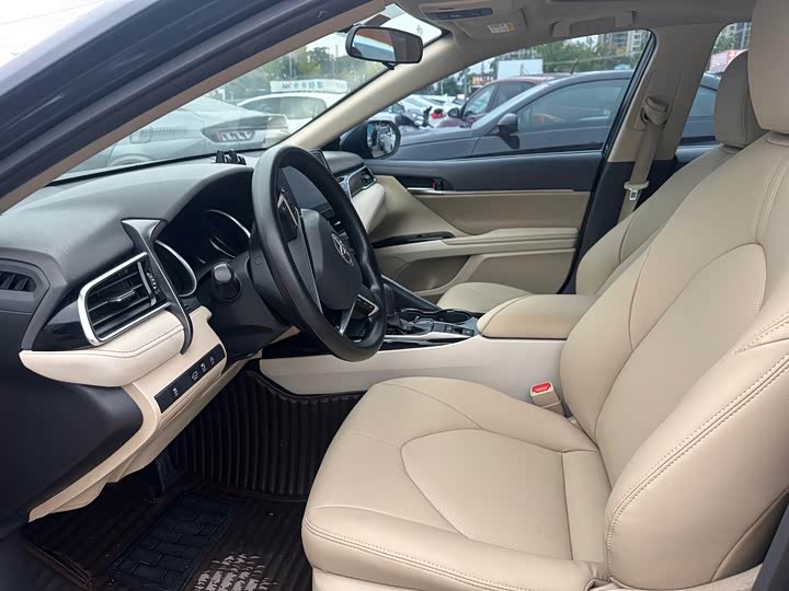 Фото 8 - Toyota Camry