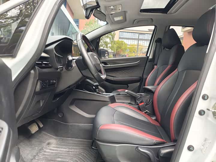 Фото 15 - Geely Vision X3