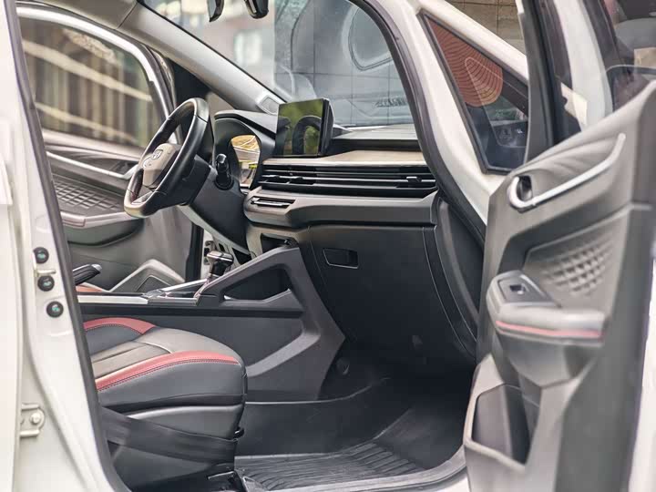 Фото 18 - Geely Vision X3