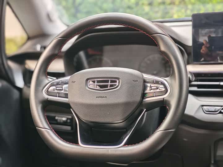 Фото 21 - Geely Vision X3