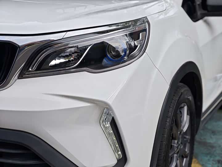 Фото 8 - Geely Vision X3