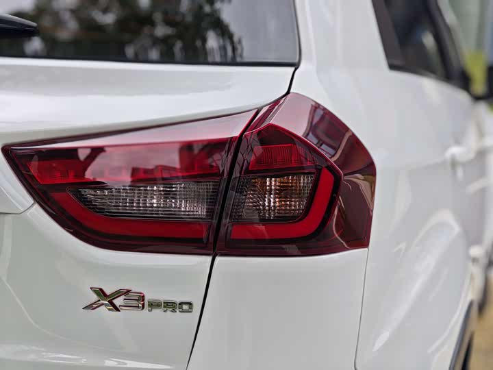 Фото 9 - Geely Vision X3