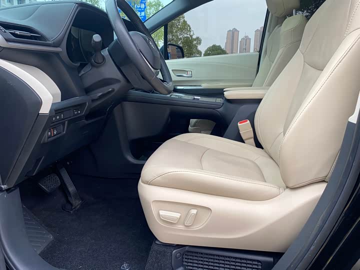 Фото 10 - Toyota Sienna