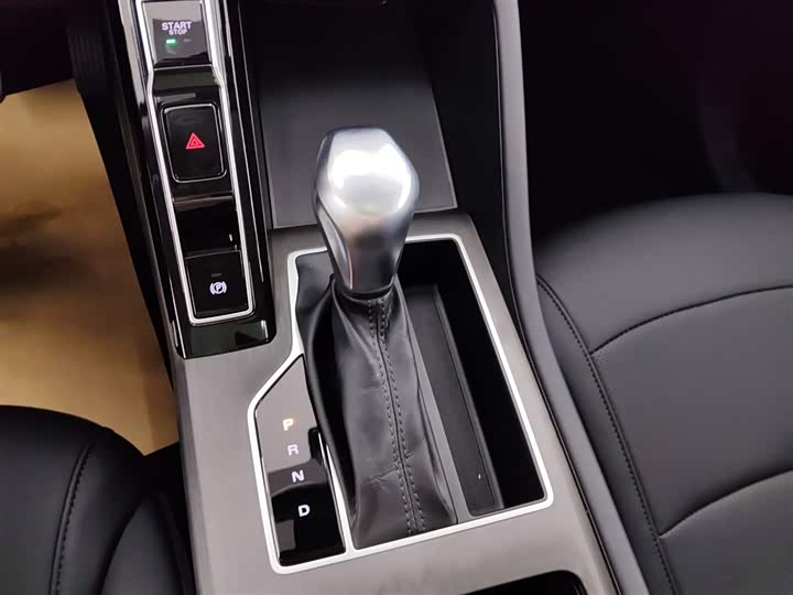 Фото 13 - Roewe i5