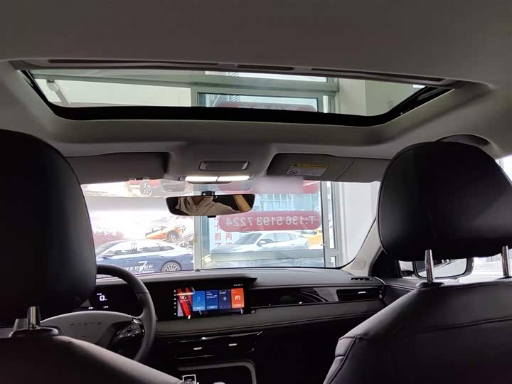 Фото 17 - Roewe i5