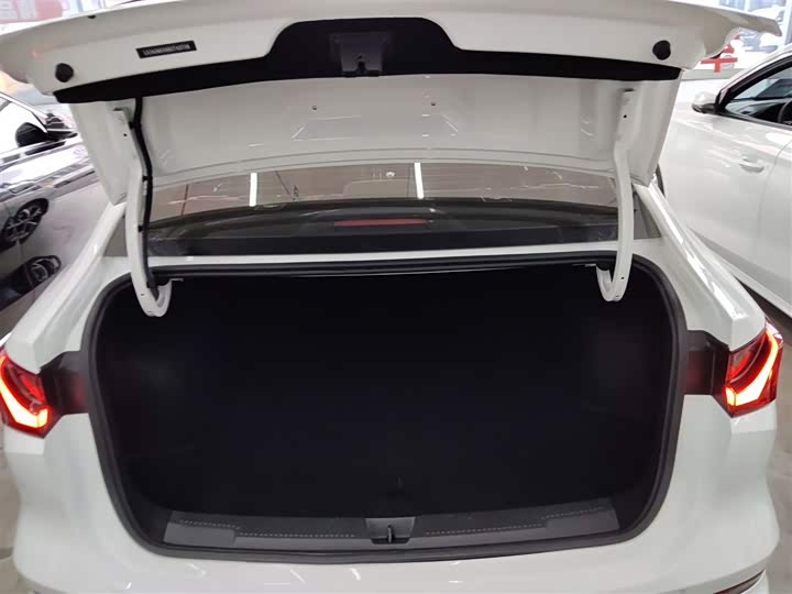 Фото 18 - Roewe i5