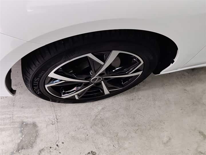 Фото 22 - Roewe i5