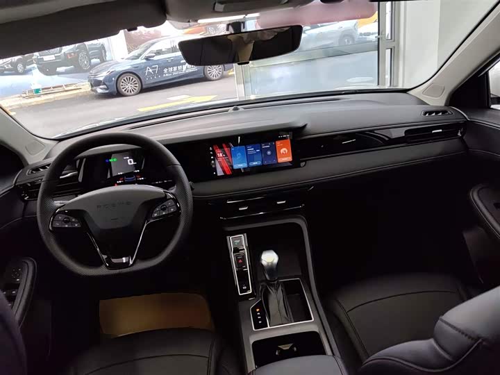 Фото 9 - Roewe i5