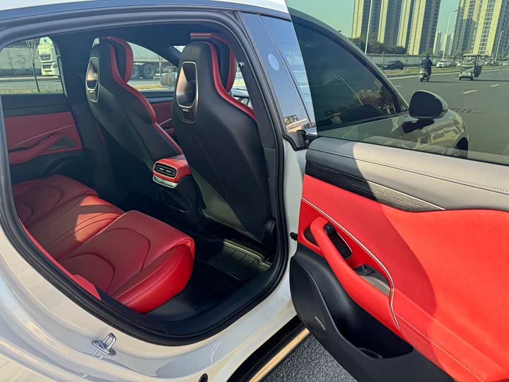 Фото 12 - Xiaomi SU7