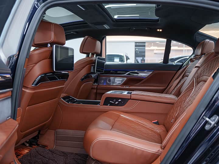 Фото 13 - BMW 7 Series