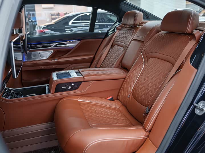 Фото 15 - BMW 7 Series