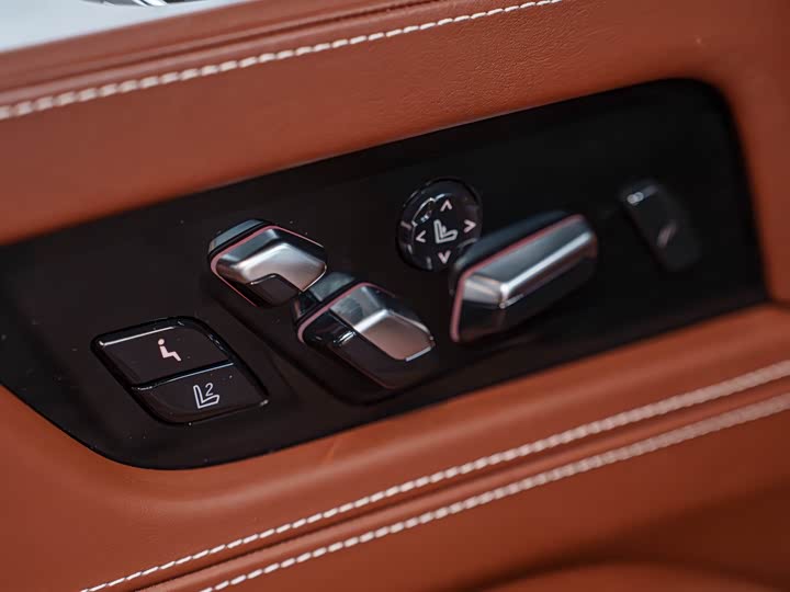 Фото 23 - BMW 7 Series