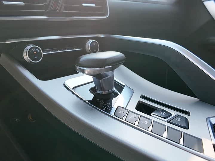 Фото 10 - Geely Coolray