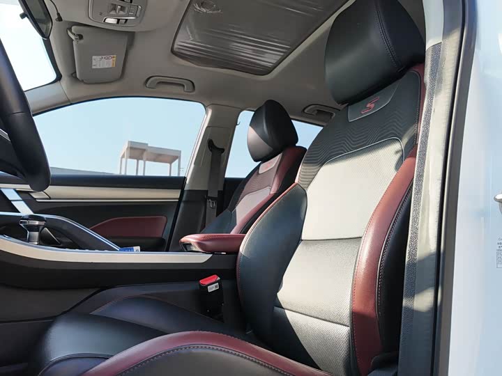 Фото 11 - Geely Coolray