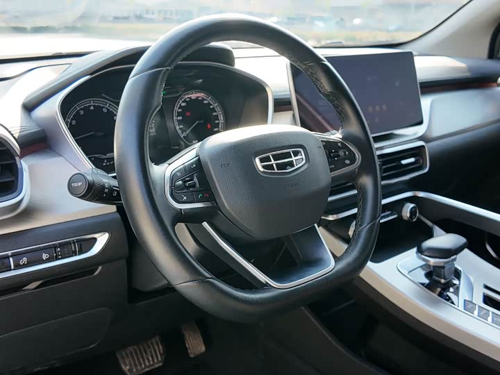 Фото 7 - Geely Coolray