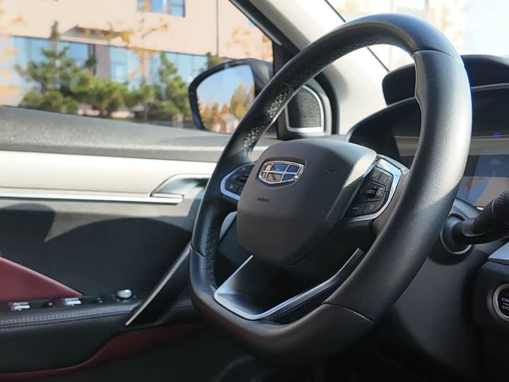 Фото 9 - Geely Coolray