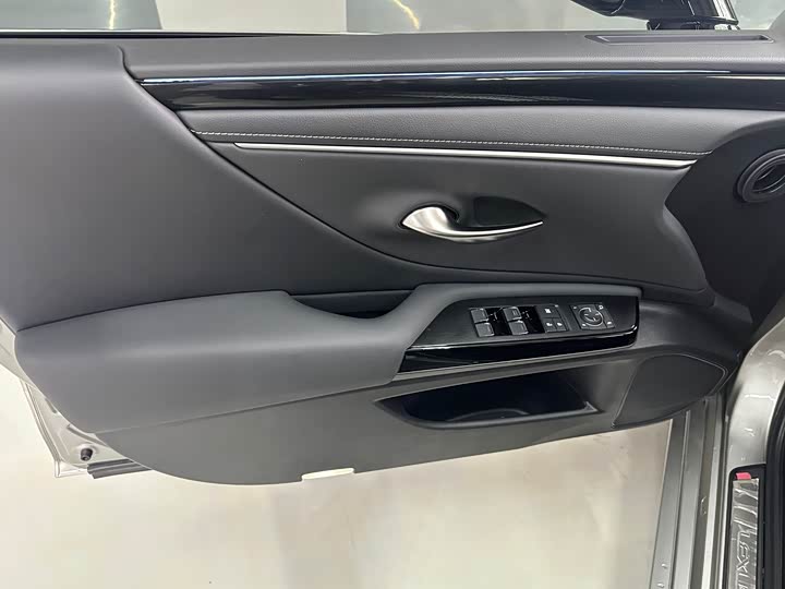 Фото 12 - Lexus ES