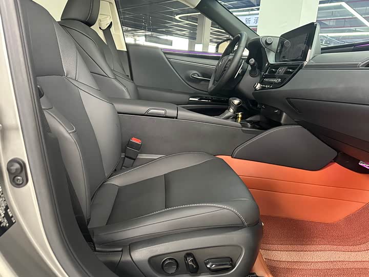 Фото 13 - Lexus ES