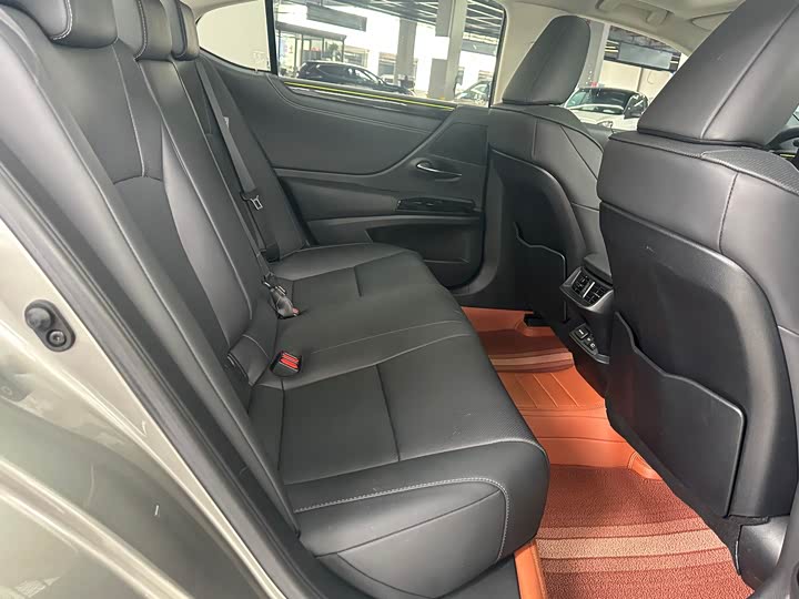 Фото 14 - Lexus ES